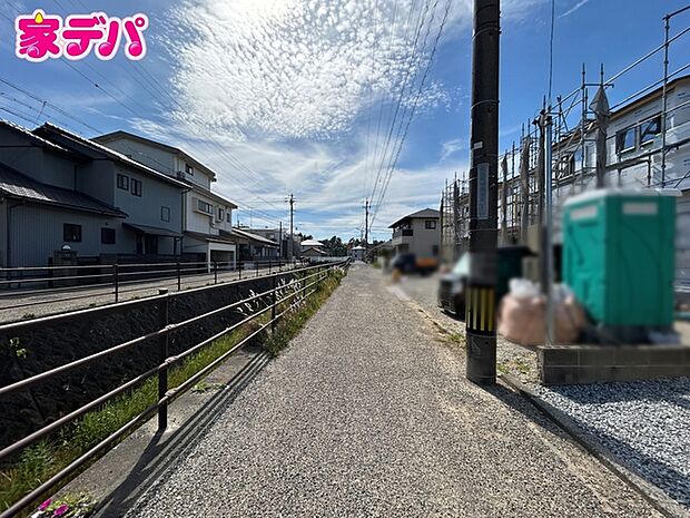 前面道路は見通しが良く、車の移動もスムーズに行えます。