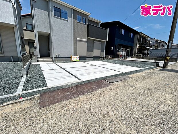 並列3台以上駐車可能なゆとりあるカースペース。玄関の目の前まで車を寄せられるので、雨の日や荷物が多い日も移動がスムーズ。毎日のお買い物やお出かけの際にも便利で、使い勝手の良い駐車スペースです。 