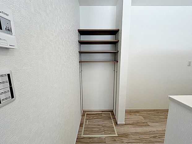 【パントリー】 可変棚付きのパントリーで、収納する物の高さや大きさに合わせて棚の位置を調整できます。