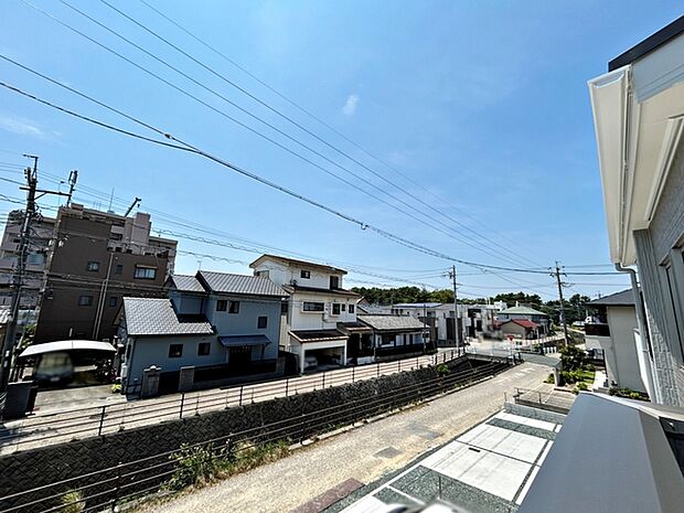 バルコニーからは閑静な街並みを望むことができ、外の空気を感じながら過ごせるスペースです。日常の中で外の景色を眺めることで気分転換もしやすく、ほどよい開放感も感じられます。 