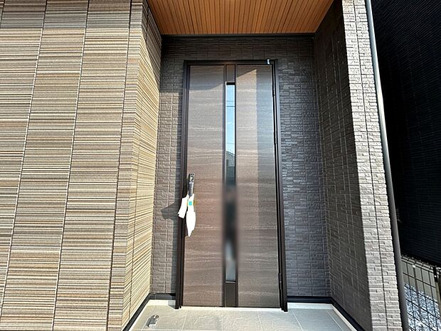 【玄関】 雨の日の出入りも濡れにくいお洒落な玄関ポーチがご家族のお帰りを明るくお迎えしてくれます。