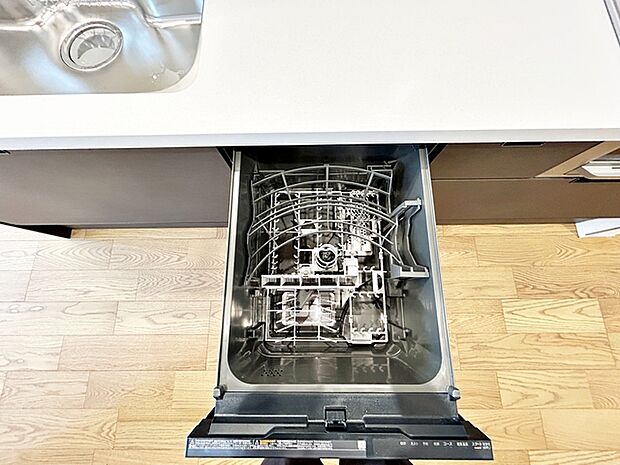 食器洗浄乾燥機は時間のかかる食器洗いを楽にしてくれる上に水道代も安くなるスグレモノ