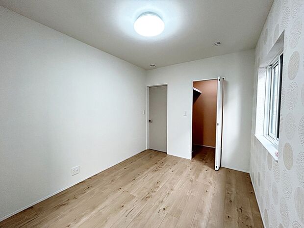 【洋室6帖】 お子様の一人部屋に最適な居室です。ウォークインクローゼット付きで自然とお片付けできる環境に!