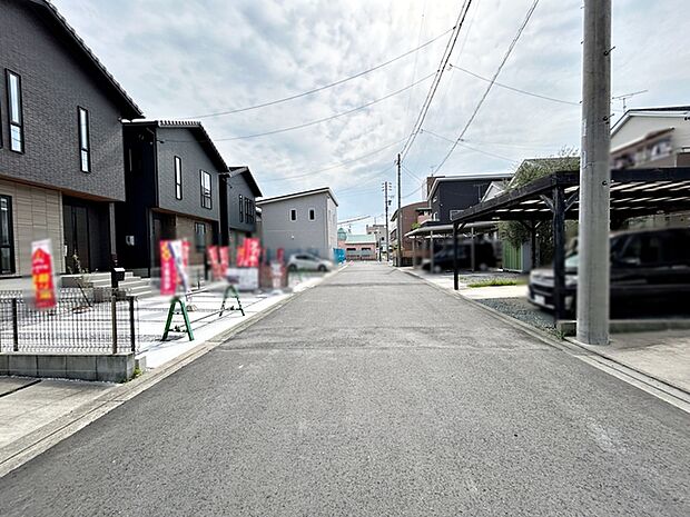 前面道路:北西側約6m幅 前面道路は公道で、車のすれ違いもらくらく広々6mの幅があります