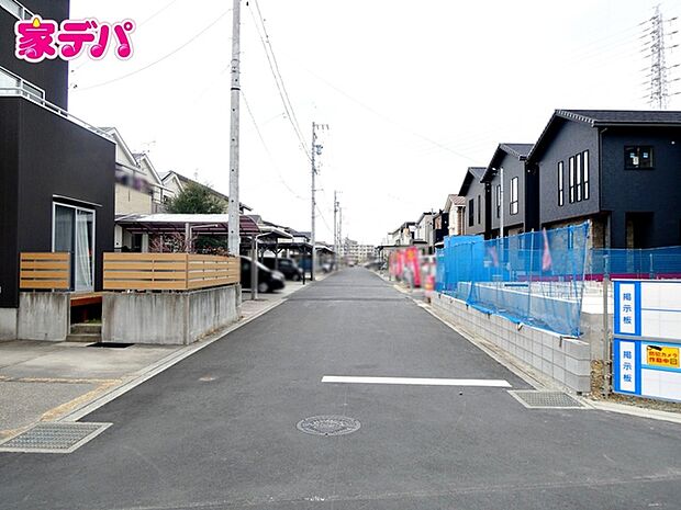 前面道路は公道で、車のすれ違いもらくらく広々6ｍの幅があります 