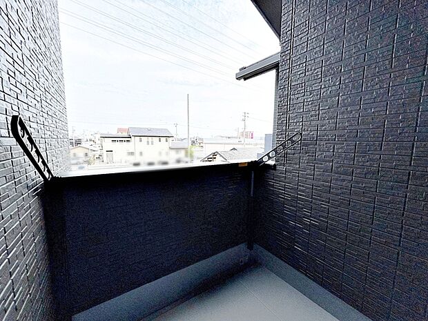 【バルコニー】 屋根のあるインナータイプのバルコニーだから、急な雨でも洗濯物が濡れにくくて安心