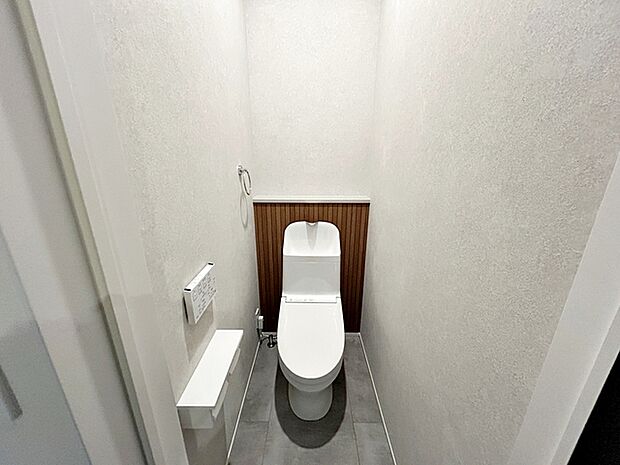 【1階トイレ】 各フロア1カ所ずつシャワー機能付トイレを設置しており、忙しい朝の混雑も解消!
