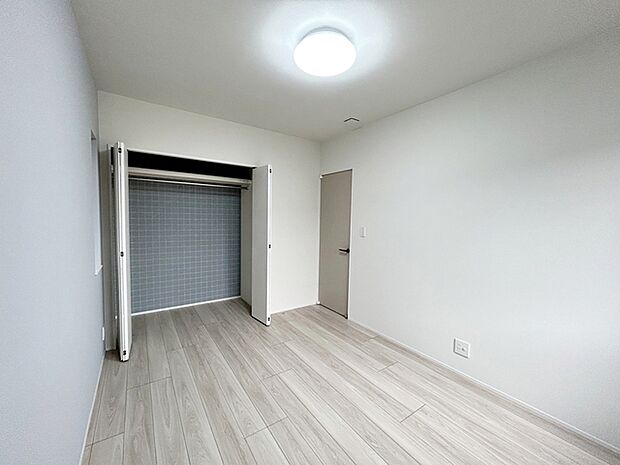 【洋室6帖】 お子様の一人部屋に最適な居室です。クローゼット付きで自然とお片付けできる環境に!