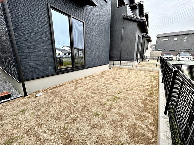 ハーブやお花を植えてガーデニングしたり、楽しみ方は自由自在!