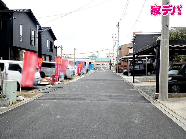 前面道路は公道で、車のすれ違いもらくらく広々6ｍの幅があります 