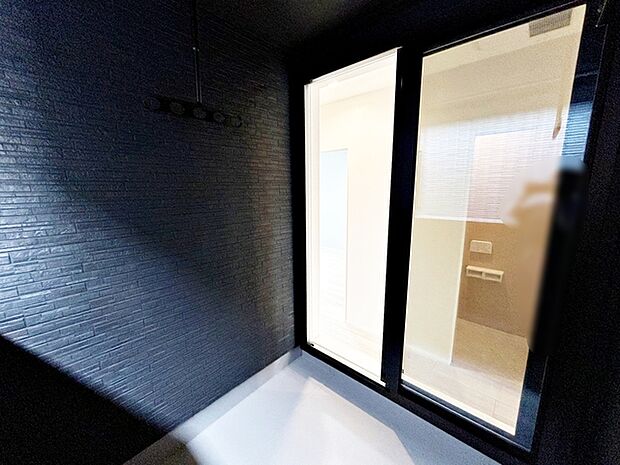 【バルコニー】 屋根のあるインナータイプのバルコニーだから、急な雨でも洗濯物が濡れにくくて安心