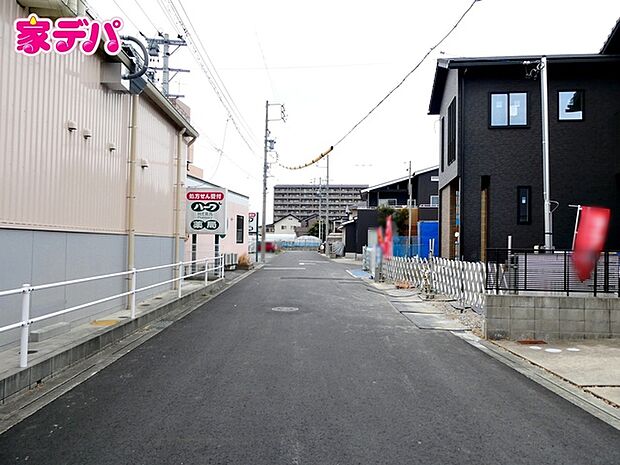 前面道路は公道で、車のすれ違いもらくらく広々6mの幅があります