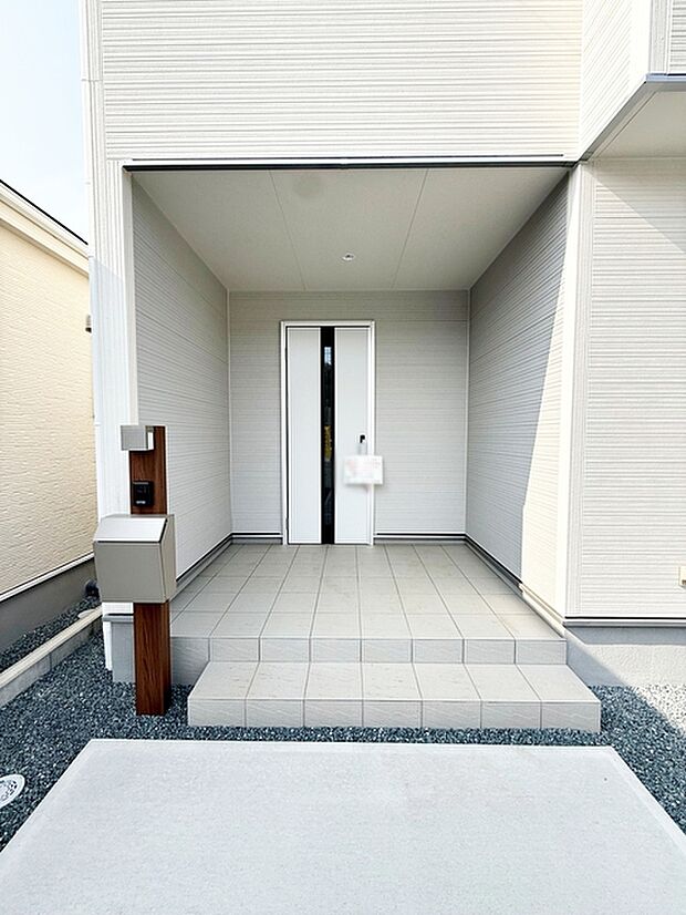 【玄関】 玄関が深い位置にあるので雨に濡れることなく身支度ができます 