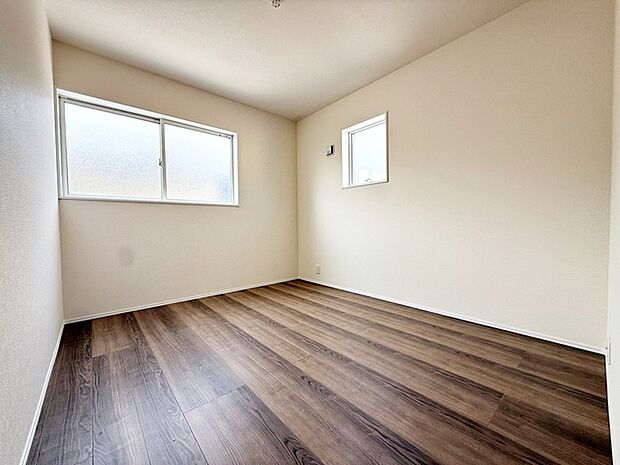 【洋室6帖】 腰窓で机や家具の配置がしやすい洋室6帖。子供部屋や書斎にもオススメです！ 