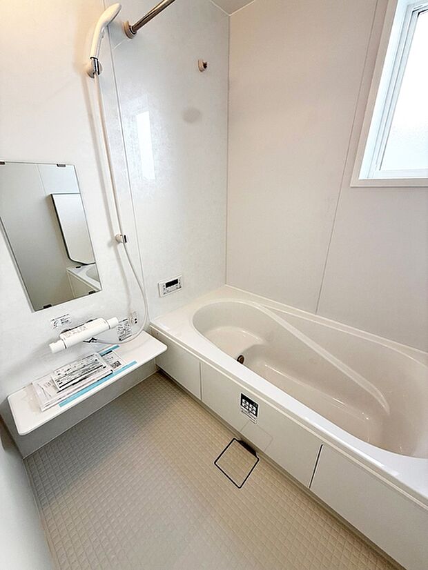 【浴室】 ゆったりと入れる1坪タイプのお風呂が魅力！便利な追い炊き機能付きです！ 