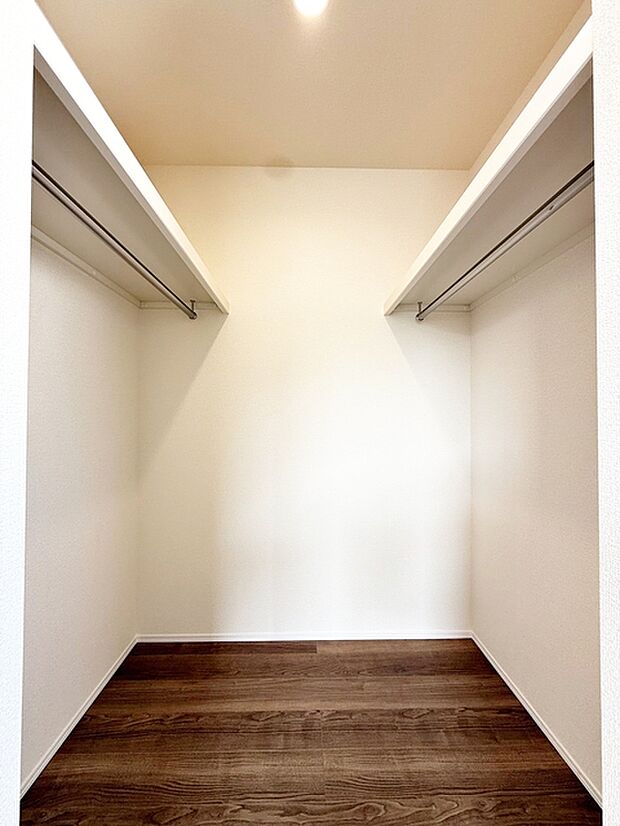 【ウォークインクローゼット】 ハンガーにかけた洋服、帽子やバッグ他収納した物を見渡すことができ整理整頓がしやすい！ 