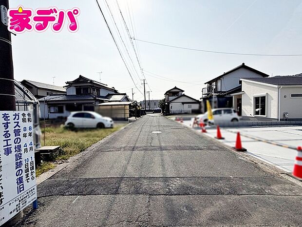 前面道路：南側約6ｍ幅 前面道路は見通しが良く、車の移動もスムーズに行えます。  