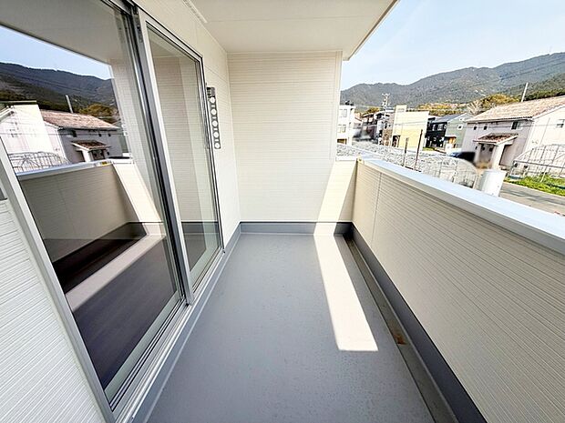 【バルコニー】 陽当たり良好で、晴れた日には洗濯物がカラッと乾きますね 