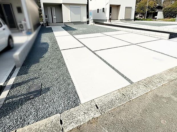 並列2台駐車可能なゆとりあるカースペース。目の前が駐車場だと雨の日も大量にお買い物をした時も便利 