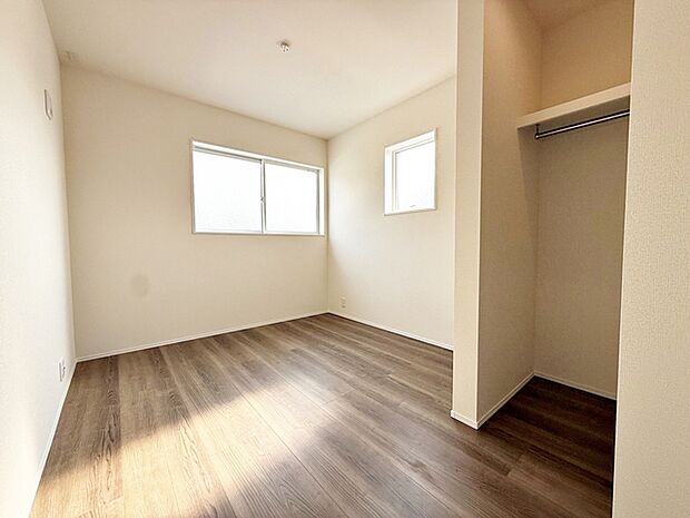 【洋室5.06帖】 2面採光で、晴れの日の日中はいつも明るい室内に。窓を開放すれば気持ちの良い風が入ります。 