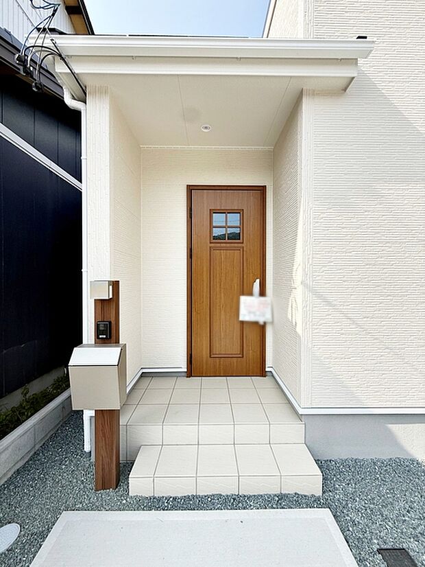 【玄関】 雨の日の出入りも濡れにくい玄関ポーチ 