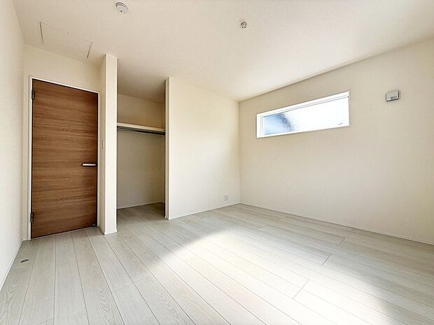 【洋室7.25帖】 主寝室には衣類収納やタンスを置く事もできるＷＩＣ付き！室内を広々と使えますね。 