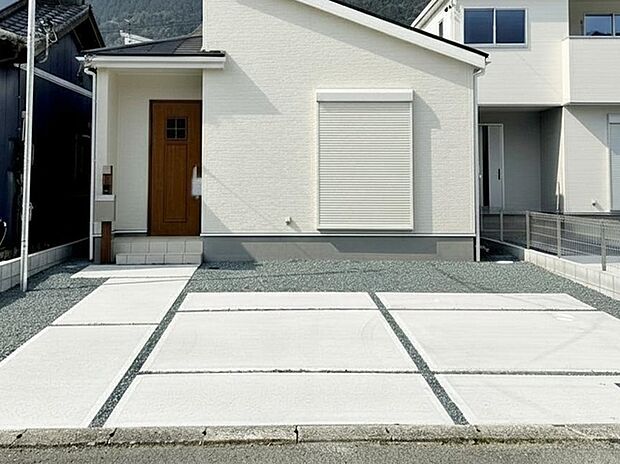 駐車スペースは2台分を確保！並列駐車が可能で車の出し入れもしやすく、運転の苦手な方にも安心です 