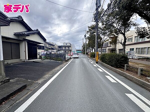 前面道路が5.3ｍと広いので運転が苦手な方にも安心です