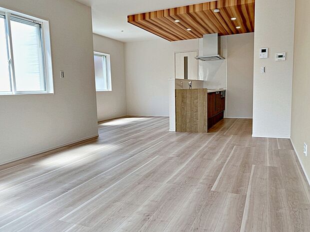 【施工例】温かみのあるナチュラルテイストのLDK。ダイニングセットを置いてもゆとりがあります!