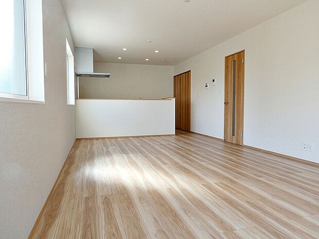 【施工例】のんびりくつろぐソファや、お食事を楽しむダイニングセットを置いても圧迫感はありません。