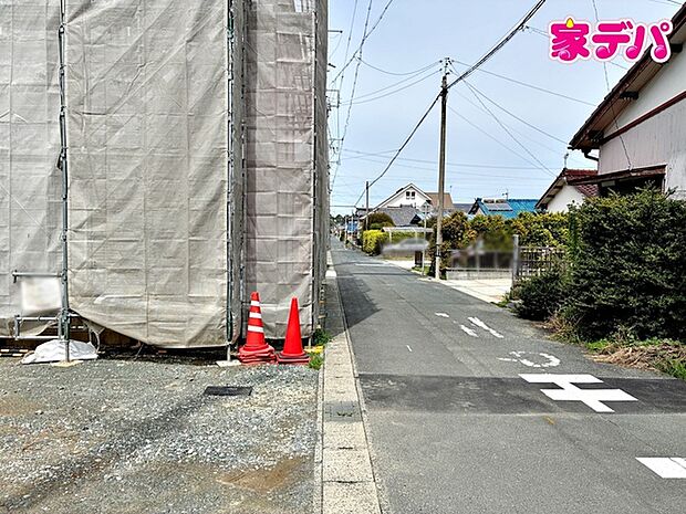 静かな住宅街で、車の出入りもスムーズです。 