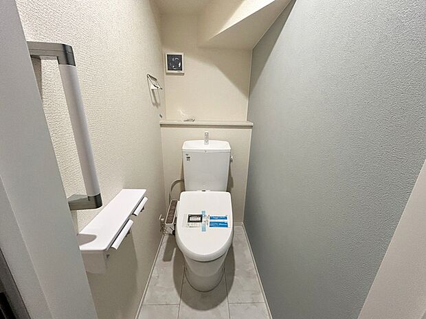 【トイレ】 各フロア1カ所ずつシャワー機能付トイレを設置しており、忙しい朝の混雑も解消!