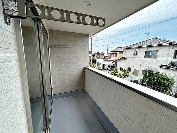 【バルコニー】 陽当たり良好で、晴れた日には洗濯物がカラッと乾きますね