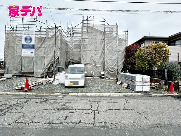 上棟しました!ご見学希望のお客様につきましては現地の他に同社の完成物件にて設備や仕様などご確認いただけます。(右側の建物になります)