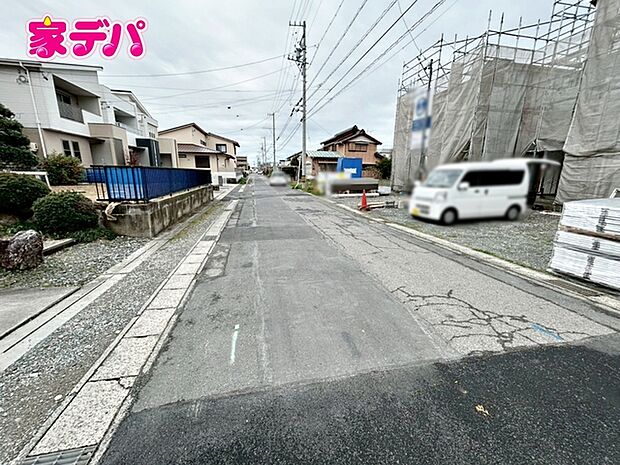 前面道路は見通しが良く、車の移動もスムーズに行えます。