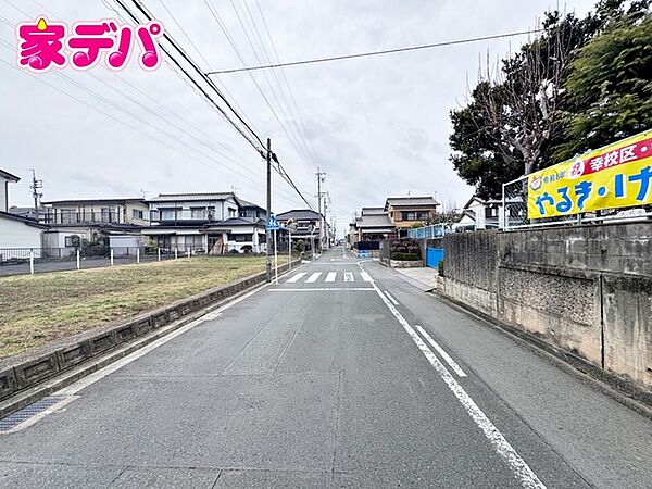 前面約7ｍ幅の道路に面しており、通行や駐車の際に余裕がある広さです。運転が苦手な方でもラクラク！