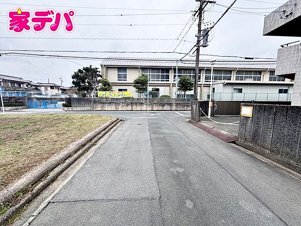 前面道路は約5.4ｍあり駐車もスムーズに行えます