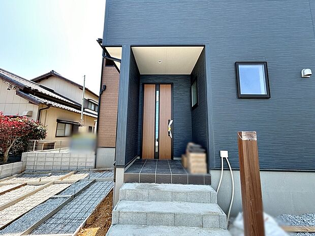 【玄関】 玄関が深い位置にあるので雨に濡れることなく身支度ができます 