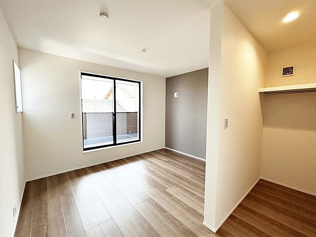 【洋室7帖】 南向きの恵まれた採光・通風。明るいお部屋は開放感がありますね。 