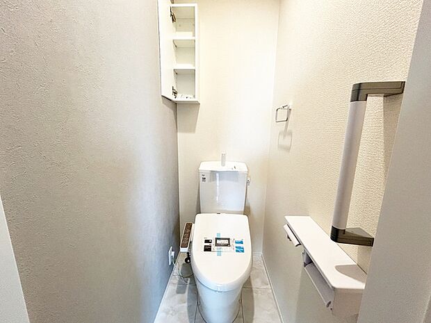 【トイレ】 各フロア1カ所ずつシャワー機能付トイレを設置しており、忙しい朝の混雑も解消！ 