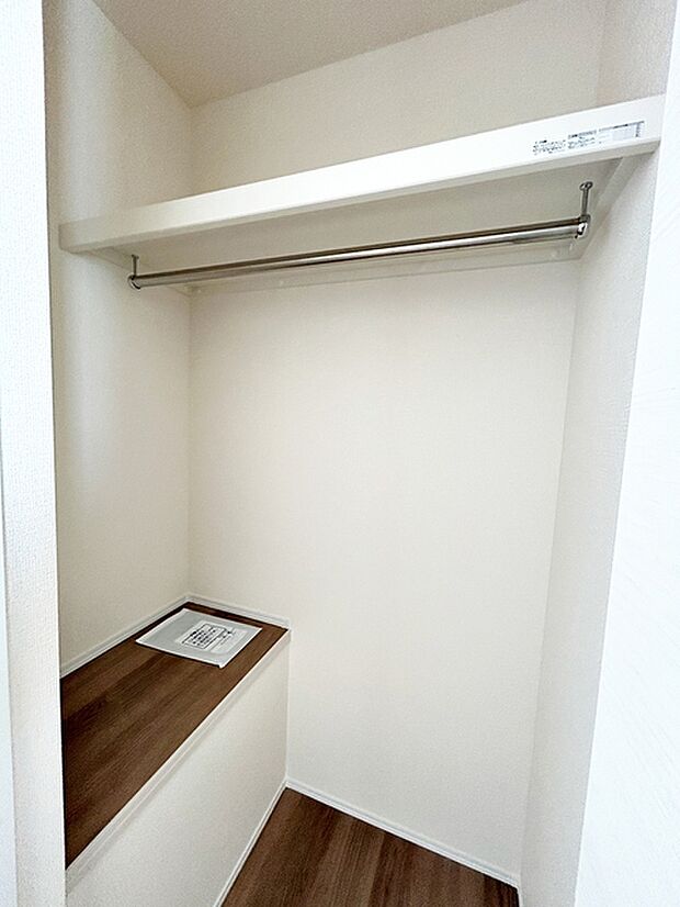 【2階洋室収納】 パイプハンガー付きのクローゼットは服を畳まず収納でき大切な衣類をシワや日焼けから守ります。荷物も置ける棚付き。 