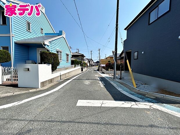 前面道路：東側約6ｍ幅、北側約6ｍ幅 前面道路も広く車通りも少ないので、運転が苦手な方でも自分のペースで駐車ができます