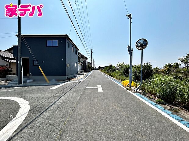 北側前面道路。前面道路はゆとりの6ｍ!車通りが少なく、駐車が苦手な方でも安心の道路幅です。 
