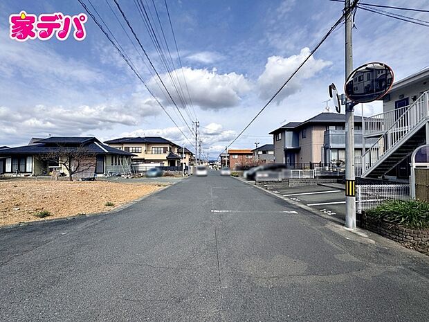 前面道路は公道で、車のすれ違いもらくらく広々8mの幅があります