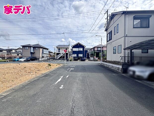 前面道路は見通しが良く、車の移動もスムーズに行えます。