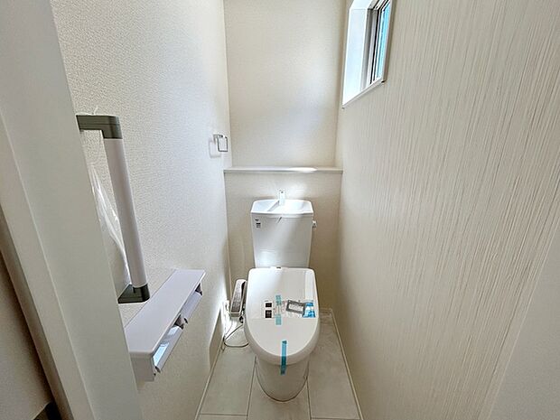 【トイレ】 1階・2階ともにシャワー機能付きトイレを設置しています。小窓付きのため換気もしやすく、空気の入れ替えがスムーズに行えるのもポイント。