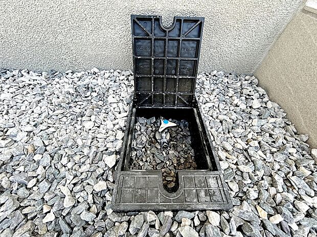 玄関横に散水栓があるので、お庭の水やりや洗車、外まわりのお掃除もスムーズ。夏にはお子様の水遊びにも活用でき、屋外でのさまざまなシーンで便利に使える、うれしい設備です。 