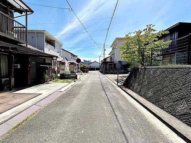 前面道路：南側約4.5ｍ幅。 静かな住宅街で車通りも比較的少なく、毎日の車の出し入れもスムーズ。駐車や切り返しもしやすく、ゆとりを持って運転できるので、毎日快適にお使いいただけます。 