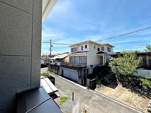 気持ちの良い眺望が広がり、日常の中で外の景色を眺めながら過ごせます。気分転換にもつながる、心地よい時間をお過ごしいただけます。 