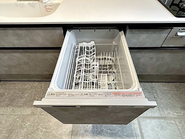 食器洗浄乾燥機は時間のかかる食器洗いを楽にしてくれる上に水道代も安くなるスグレモノ